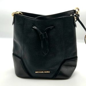MICHAEL KORS SMALL LEATHER BUCKET BAG